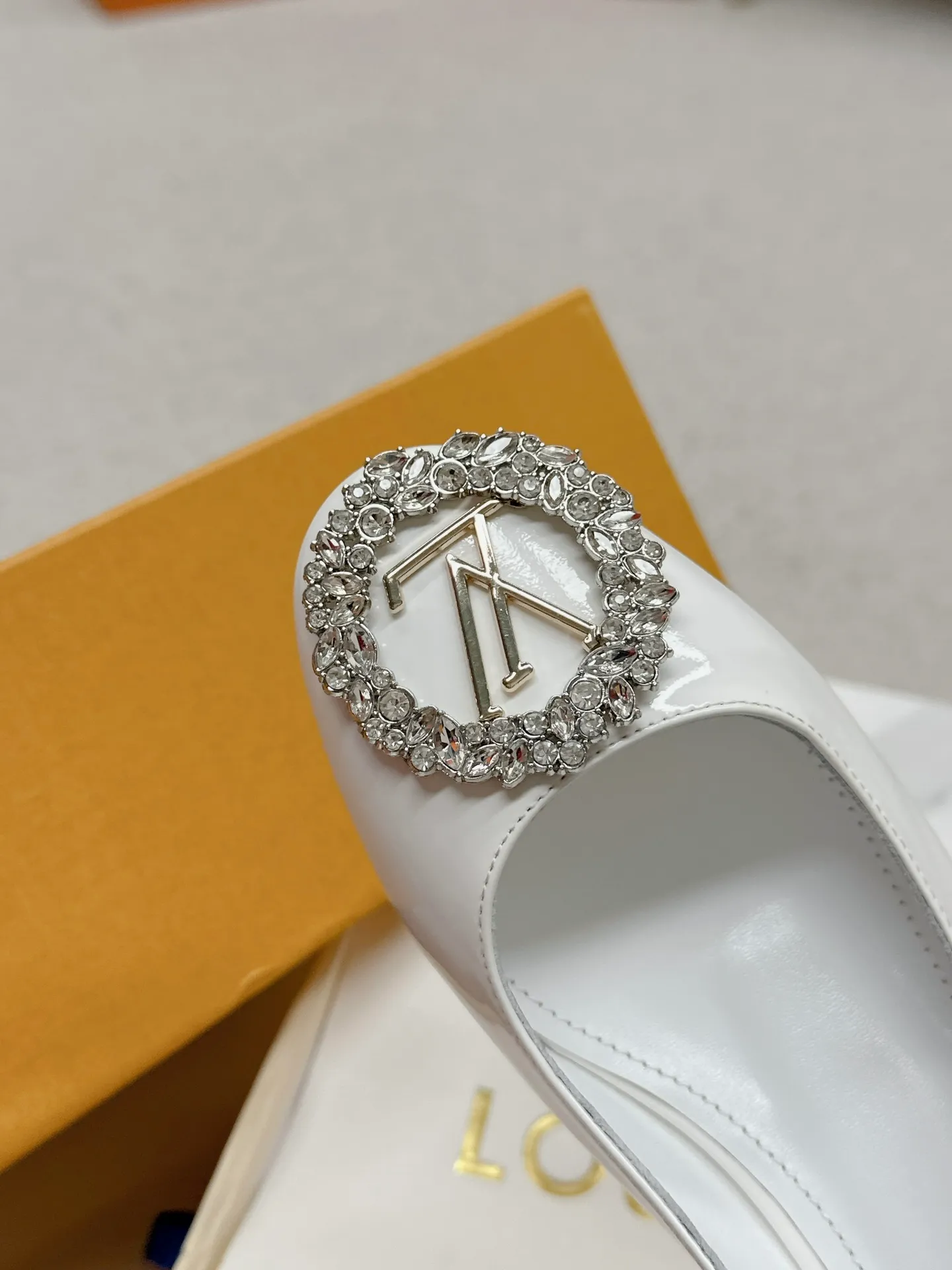 👟👟Ex-factory price 580👟👟 👑 Lv shoes This Urban Twist women's shoe is a stylish upgrade to the classic stiletto style. It is made of smooth calfskin upper with a bright silver metal toe and is engraved with the LV Circle logo, highlighting the Louis Vuitton brand characteristics. Detailed features: Calfskin material Lining: Imported full-grain sheepskin Foot pads: Imported full-grain sheepskin sole Italian genuine leather sole Heel height Two height sizes: 34-40 (34.40.41 customization is not returnable)